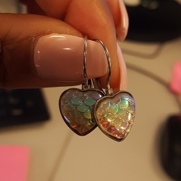 NEW iridescent mermaid scale drop earrings - Picture 6 of 7